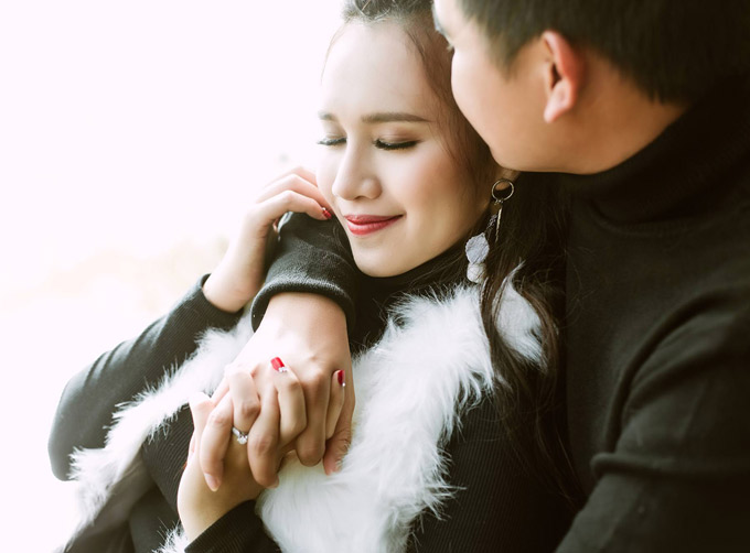 Nữ diễn viên tâm sự, ông xã cho cô cảm giác an toàn, bình yên. Anh ấy chưa bao giờ nổi nóng với ai mà luôn bình tĩnh giải quyết khó khăn. Ở bên anh, tôi thấy ấm áp, đầy niềm vui, vợ chưa cưới của Võ Thanh Hòa nói.