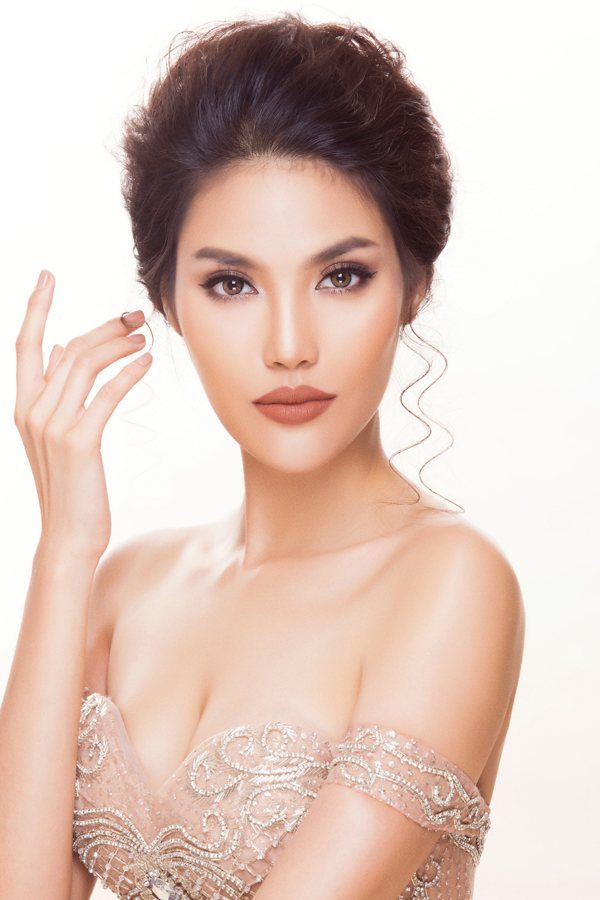 Khi dùng màu mắt nhạt, nên trang điểm lông mày đậm hơn để