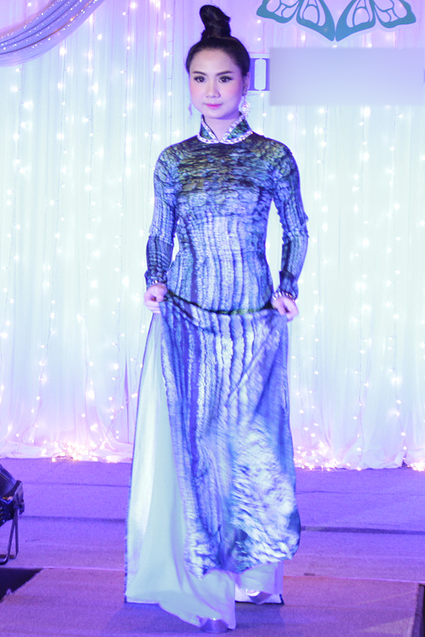 Người mẫu Thái Lan catwalk cùng các cô gái từ Việt Nam. Trang phục áo dài may bằng vải lụa kết hợp các phụ kiện trang sức mang đặc trưng của Thái Lan thể hiện sự giao thoa, hài hòa giữa văn hóa hai nước.