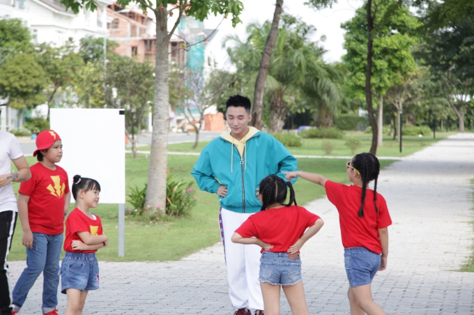 Mỗi lúc giải lao, các em nhỏ thường vây quanh Sơn Tùng để trò chuyện, chơi đùa. Sự thân thiện, gần gũi của nam ca sĩ nhận được sự yêu mến của các em.