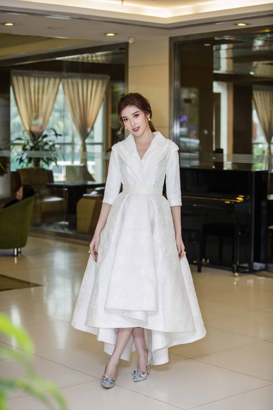 Huyền My rạng rỡ như nàng tiểu thư khi tham gia một sự kiện tại Hà Nội vào tối 7/1. Á hậu diện thiết kế cổ điển của NTK Lê Thanh Hòa, bộ cánh từng được Hoa hậu Phạm Hương mặc trước đó. 