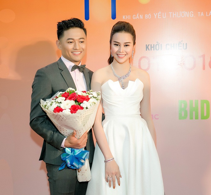 Tại sự kiện, Sella Trương có dịp hội ngộ với Quý Bình - diễn viên chính của phim Ở đây có nắng. Anh diện vest bảnh bao, nở nụ cười tươi khi nhận hoa của cô bạn đồng nghiệp.  