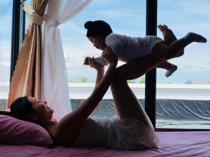 Nhóc tỳ rất thích được làm máy bay trên đôi chân mẹ. Từ khi có con, cuộc sống của Khánh Hiền thay đổi hoàn toàn. Cô bận rộn hơn nhưng không cảm thấy mệt mỏi mà luôn tràn đầy niềm vui, năng lượng sống.