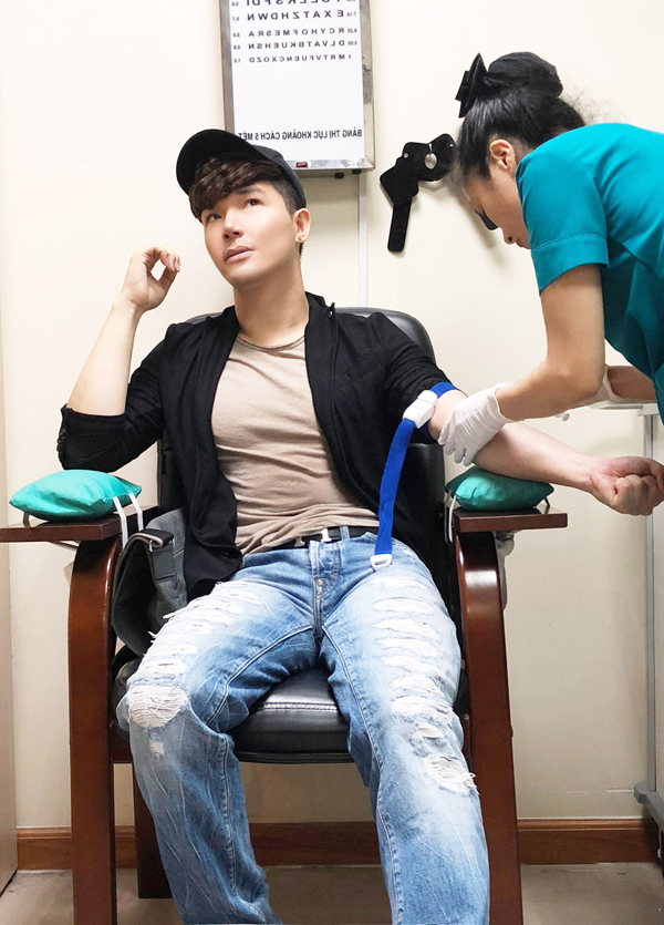 Trước khi tháp tùng Phương Mai dự sự kiện, Nathan Lee phải vào viện kiểm tra sức khỏe, lấy máu để xét nghiệm.
