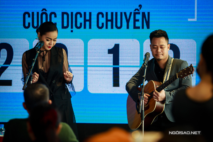 Cả hai còn góp vui bằng một tiết mục ca nhạc đặc sắc để chúc mừng VTV6 đã bước sang năm thứ 11. 