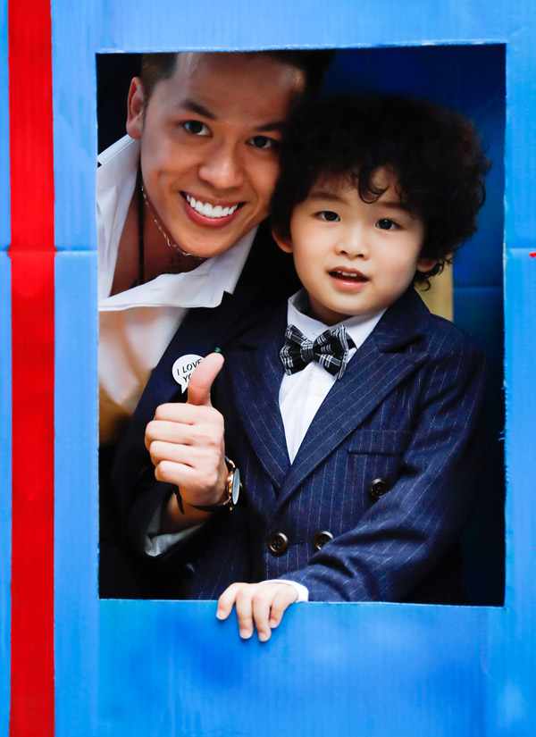 Chồng Diễm Hương từng chia sẻ trên một show truyền hình rằng vợ chồng anh có cách dạy con khác nhau. Trong khi hoa hậu thích tỉ tê, tâm sự với con thì ông xã nghiêm khắc với bé hơn.