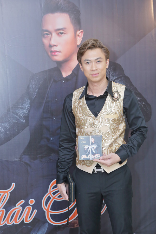 Hồ Việt Trung bất ngờ khi biết Hàn Thái Tú không ra album online mà chỉ phát hành sản phẩm mới dưới dạng đĩa nhạc như cách đây nhiều năm. 