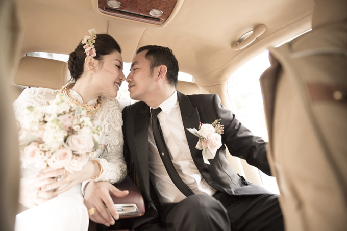 Khoảnh khắc ngọt ngào của tân lang tân nương. Ngày mai, vợ chồng Ngọc Duyên làm tiệc cưới tại Hà Nội, đãi bạn bè, đồng nghiệp họ trai.