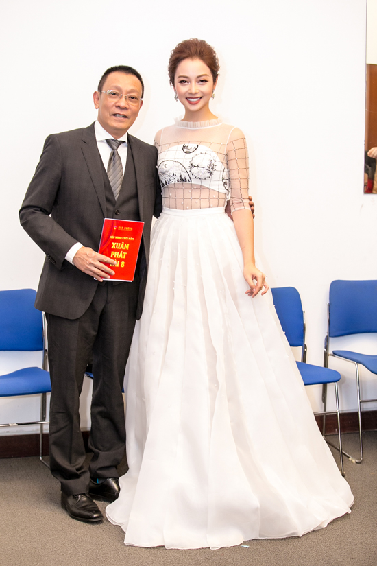 Bộ váy bồng bềnh có phần ngực đính đá kim cương nhân tạo và lớp vải xuyên thấu ở phần eo giúp Jennifer Phạm gợi cảm hơn khi hội ngộ với bạn diễn Lại Văn Sâm. 