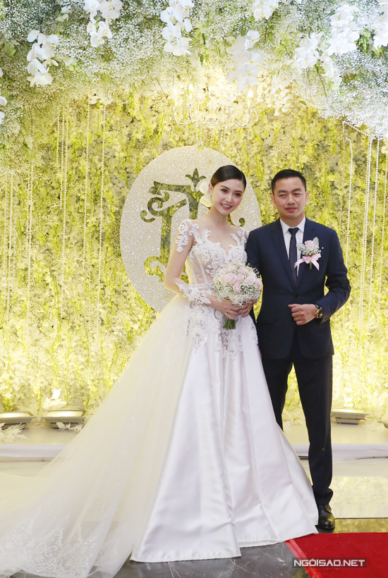 Sau hôn lễ hoành tráng ở Vũng Tàu, tối nay (14/1), Ngọc Duyên và đại gia Đỗ Anh Tuấn tổ chức tiệc cưới tại một khách sạn 5 sao ở Hà Nội. Ông xã người đẹp sinh năm 1975, hơn cô 18 tuổi, đang là chủ tịch hội đồng quản trị một tập đoàn bất động sản. Anh từng tốt nghiệp Đại học Khoa học Tự nhiên Hà Nội, ngành kỹ sư công nghệ thông tin.