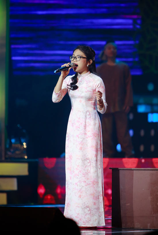 Phương Mỹ Chi được khán giả Hà Nội tán thưởng khi hát Còn thương rau đắng mọc sau hè, Chờ người. 