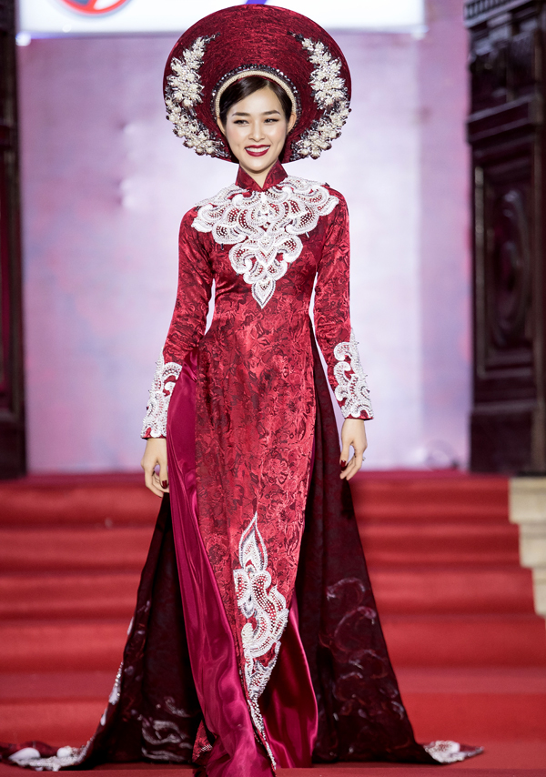 Nữ diễn viên lộng lẫy với áo dài, mấn đội đầu họa tiết cầu kỳ.