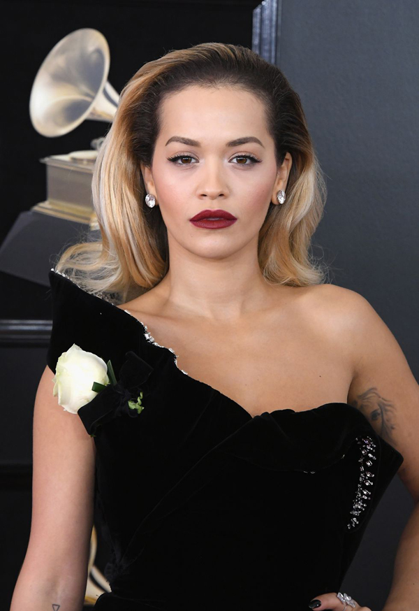 Rita Ora chọn style làm đẹp kiểu Hollywood cổ điển với