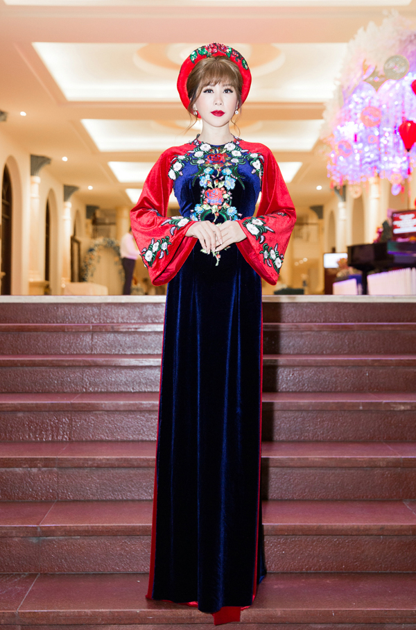 Thu Hoài chia sẻ, bình thường cô cũng rất thích mặc áo dài, nhất là trong các ngày lễ, Tết.