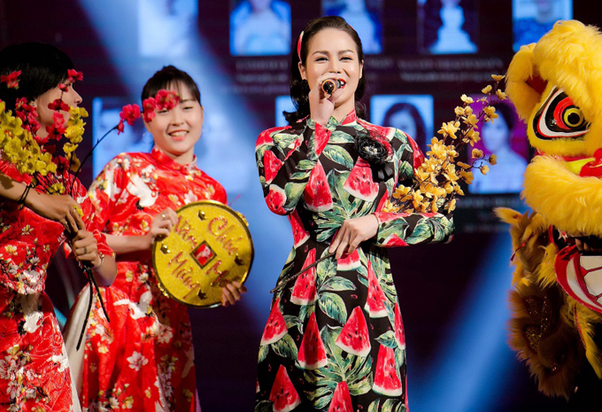 Nữ ca sĩ thay hai trang phục, khoe giọng hát một ca khúc xuân rộn ràng trong sự kiện.
