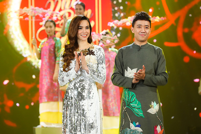Cả hai đều mặc áo dài khi làm MC.