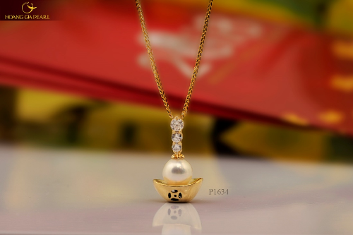 Kim Bảo Ngọc lộng lẫy được Hoàng Gia Pearl chế tác thành chiếc mặt dây chuyền tinh tế cho phái đẹp.