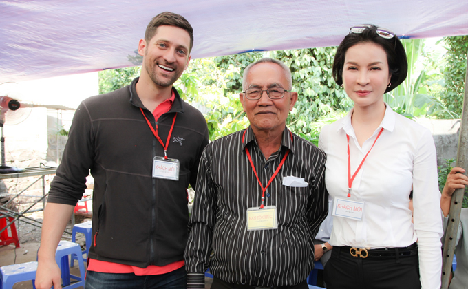 MC Thanh Mai trao 700 suất quà Tết cho dân nghèo ở Đồng Nai  - 1