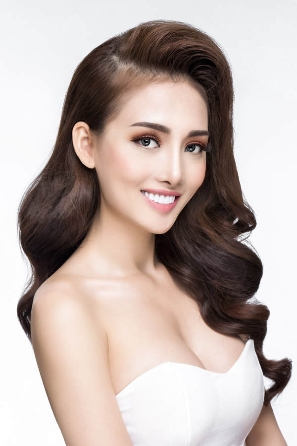 Kiểu trang điểm thứ hai lấy tone màu cam đất làm chủ đạo.