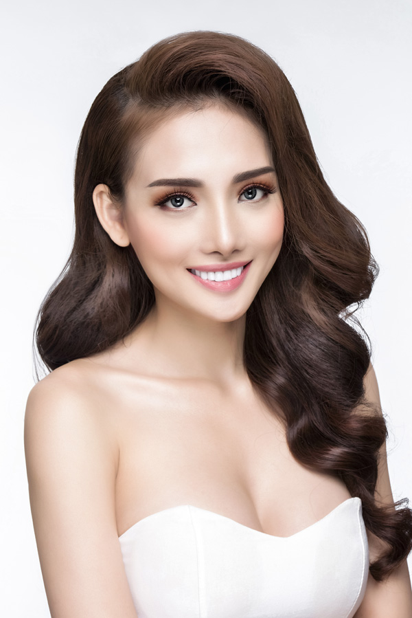 Kết hợp với son môi hồng nude mang đến diện mạo cuốn hút, rạng ngời.