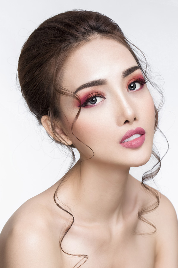 Màu mắt đỏ xác pháo mang đến vẻ đẹp cá tính.