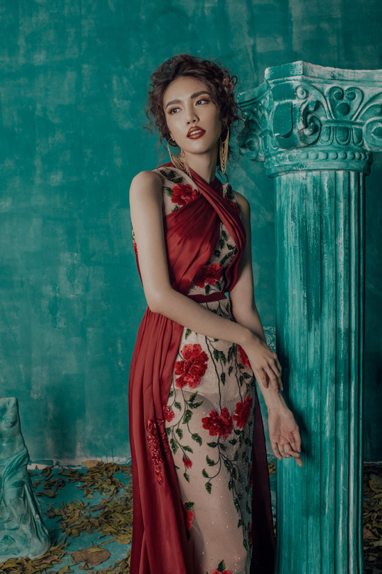 Lan Khuê khoe vóc dáng chuẩn với váy dạ hội mỏng tang - 2
