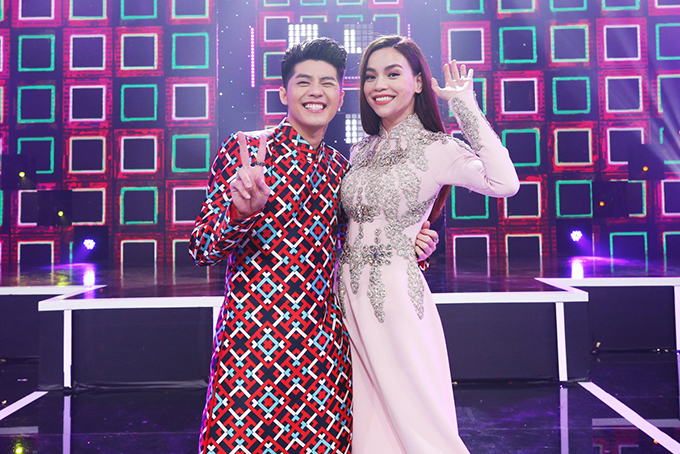 Tết HTV là chương trình giải trí quy mô, hấp dẫn lần đầu tiên được Đài truyền hình TP HCM và T Production thực hiện, phát sóng đêm giao thừa. Êkíp thực hiện gồm các đạo diễn trẻ Trần Trung Thành, Đinh Hà Uyên Thư. Chương trình dài hai tiếng đồng hồ, có nội dung sinh động. Đặc biệt, có tới hơn 30 ngôi sao ca nhạc tham gia chương trình này.