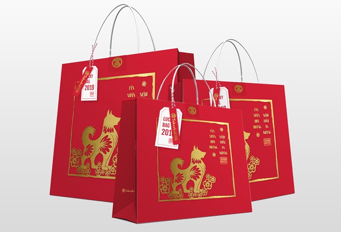 Ra đời từ các đây hơn 100 năm, túi may mắn (còn gọi là Fukubukuo) là ý tưởng độc đáo do một cửa tiệm tạp hóa tại Nhật khởi xướng. Sau này, túi may mắn dần trở nên phổ biến, trở thành nét văn hóa Nhật Bản mỗi độ xuân về. Điểm đặc biệt của chiếc túi này giá ưu đãi và những món đồ bí mật bên trong nhằm thu hút, kích thích sự tò mò của khách hàng. Người mua không biết những món đồ mình sắp mua mà sẽ lựa chọn dựa trên mô tả về thương hiệu, tên sản phẩm và quy cách nằm trên mỗi thẻ giá đính kèm bên ngoài.Điều này không chỉ giúp người mua có cơ hội sở hữu những món đồ cao cấp giá mềm mà còn mang lại cảm giác thích thú xen lẫn hồi hộp khi bóc tách từng chiếc túi bên trong. Đó cũng là cảm giác của mỗi bạn nhỏ khi nhận được những phong bao lì xì trong ngày Tết. Nhờ trải nghiệm mua sắm thú vị này, nhiều người không ngần ngại xếp hàng dài từ sáng sớm để hái những chiếc túi lộc đầu năm.