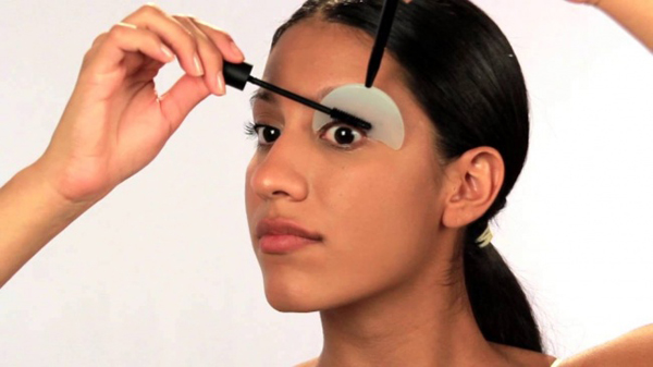 Miếng khiên hỗ trợ chuốt mascara Sản phẩm này giúp ích rất nhiều cho những nàng mới tập trang điểm. Sử dụng tấm khiên chắn sẽ giúp tránh cho mascara lem ra bầu mắt.