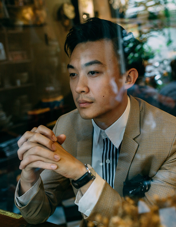Vest là trang phục quen thuộc mà Phan Tô Ny chọn mặc khi ghi hình cũng như dẫn dắt các chương trình hội nghị khách hàng.
