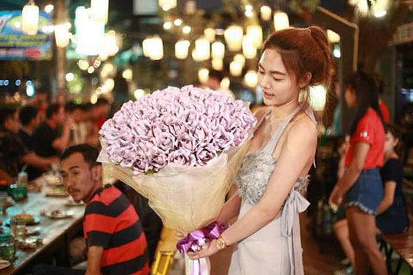 Cô gái tặng bạn trai bó hoa được làm từ tiền mặt nhân dịp Valentine - 1