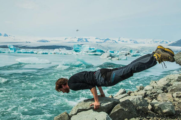 Thầy giáo trẻ khoe khả năng giữ thăng bằng tốt trong một động tác yoga khó. Tuy vậy, các cô gái trẻ hẳn sẽ hụt hẫng đôi chút khi tài khoản cá nhân của Robert cho thấy anh đang trong một mối quan hệ. 