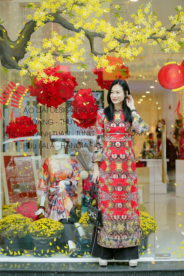 Fashionista Trương Thanh Trúc mới lạ trong tà áo dài của nhà thiết kế Adrian Anh Tuấn. Theo cô, lựa chọn áo dài xuống phố đầu năm sẽ giúp người mặc gặp nhiều may mắn và sự vui tươi.