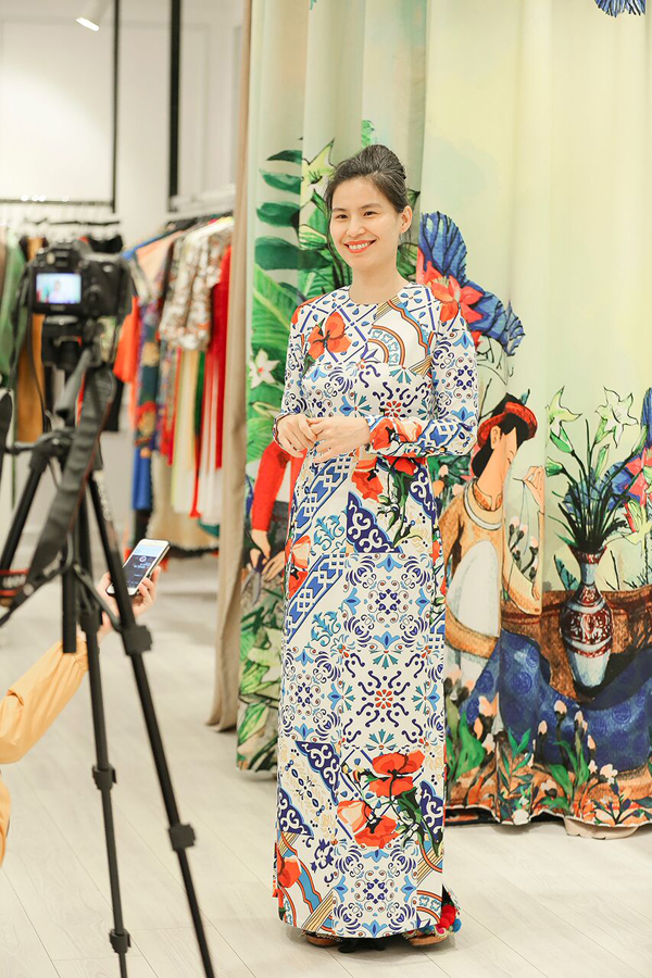 Nhà thiết kế Thủy Nguyễn cũng góp mặt trong video, chia sẻ niềm vui khi tà áo dài phong cách trong bộ phim Cô Ba Sài Gòn tạo được hiệu ứng lớn với khán giả.