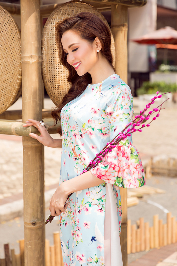 Cùng với các kiểu áo cao cổ theo phong cách truyền thống là các mẫu áo cách tân với phần cổ tròn, tay loe hay các kiểu áo rộng mang lại sự thoải mái.