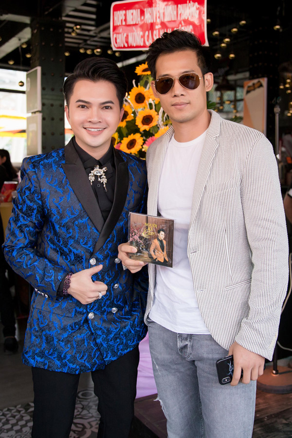 Diễn viên Thanh Thức chúc mừng Nam Cường đoạt quán quân cuộc thi hát và ra album vol 6 Người kể chuyện tình.
