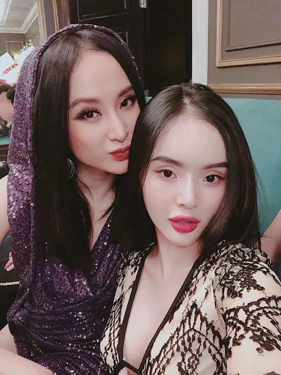Em gái Phương Trang cũng đến dự tiệc sinh nhật của bà mẹ nhí. Hai chị em đều yêu thích phong cách ăn mặc phóng khoáng, gợi cảm. 