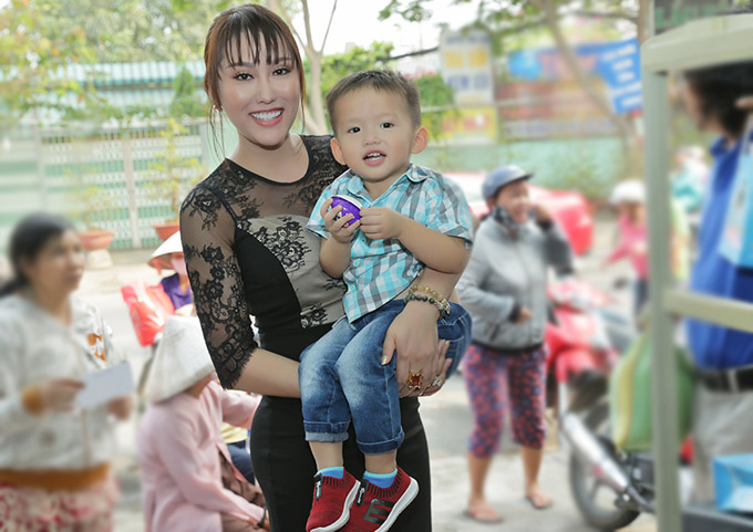 Con trai cưng Tấn Đức đi cùng nữ hoàng dao kéo đến quận 12 tặng quà Tết cho bà con nghèo. Đường đông kẹt xe nên mất 2 tiếng đồng hồ Phi Thanh Vân mới tới nơi.