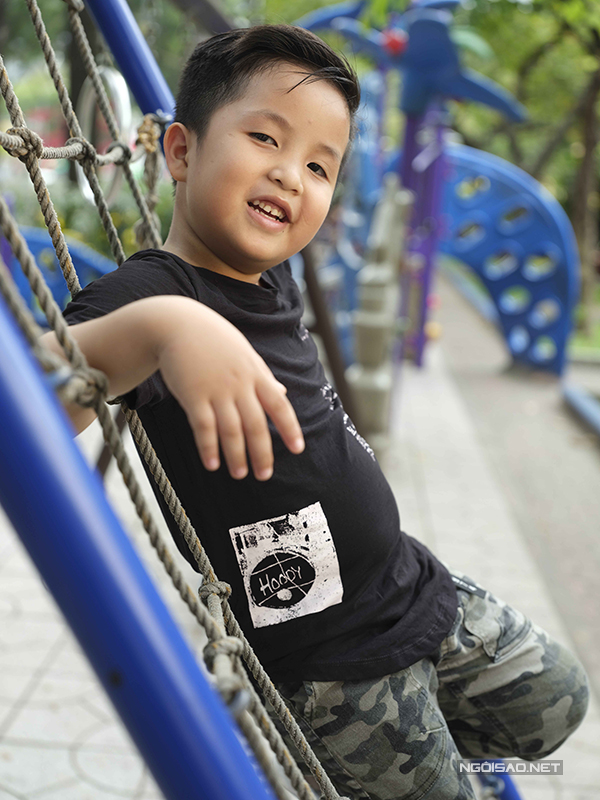 Bộ ảnh được thực hiện với sự hỗ trợ của nhiếp ảnh Đại Ngô, trang điểm và làm tóc Huy Nguyễn, Mẫn Ni, stylist Phương Phương, Hạnh Nguyên, người mẫu nhóm mẫu nhí Pinkids.