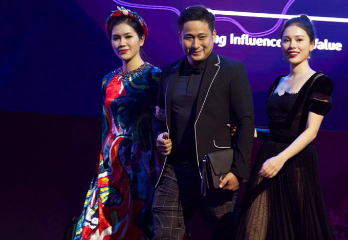Diễn viên, người mẫu Linh Rin (ngoài cùng bên trái) từng đoạt quán quân The Look 2017 đi cùng vợ chồng Minh Tiệp. Cô đang được đàn anh dìu dắt, chỉ bảo khi bước chân vào làng giải trí.