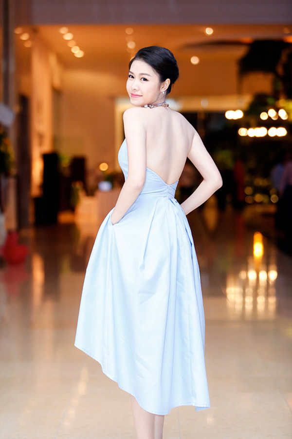 Thủy Anh - bà xã của nam ca sĩ điển trai Đăng Khôi chọn cách xông hơi thuốc bắc, cuốn bụng thảo bụng và massage thư giãn ít nhất 2 lần/tuần để lấy lại vòng eo săn chắc. Bên cạnh đó, cô còn vận động nhẹ nhàng tại nhà bất cứ lúc nào rảnh để cơ thể khỏe khoắn và cũng giúp giảm cân nhanh hơn.
