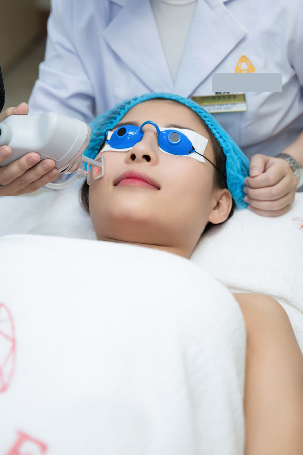 Trong lúc Thúy Diễm làm đẹp, Lương Thế Thành ngồi chờ vợ. Nữ diễn viên cho biết, đây là lần hiếm hoi ông xã tháp tùng cô đi spa nên anh không nề hà chuyện phải đợi lâu.