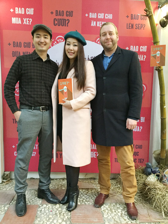 Vợ chồng Ngô Phương Lan cũng đến chúc mừng nhà báo Như Ngọc ra mắt cuốn sách thứ hai. Hoa hậu Thế giới người Việt từng tham gia viết phần 1 của cuốn 1987. 