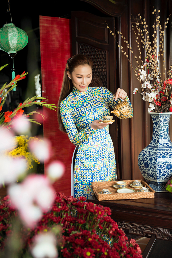 Những năm trước Quỳnh Thư chuộng mặc áo dài cách điệu hiện đại đi du xuân, chúc Tết nhưng năm nay cô sẽ xuống phố với phong cách dịu dàng, cổ điển.