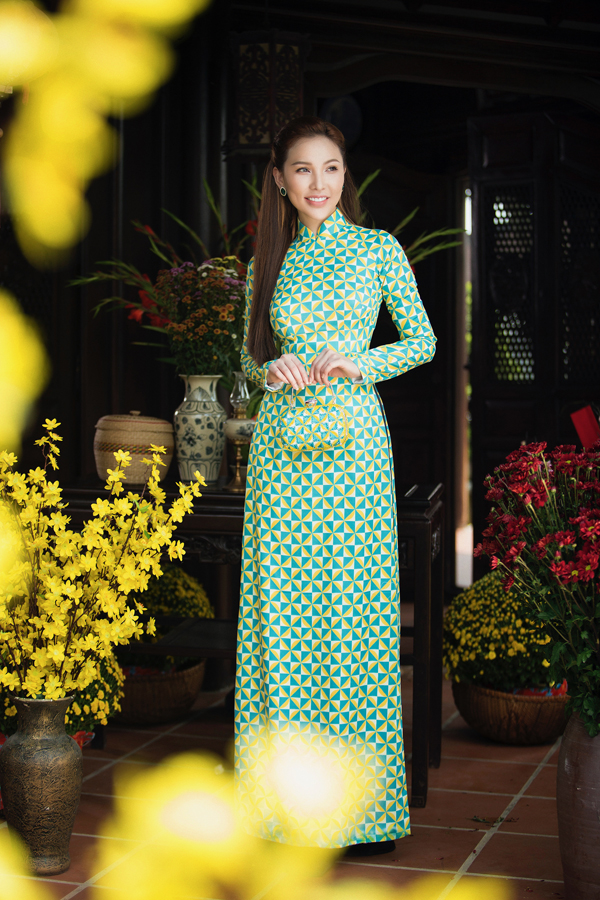 Áo dài và phụ kiện bông tai, ví cầm tay ton-sur-ton giúp Quỳnh Thư nổi bật khi tạo dáng trong khung cảnh đầy sắc xuân.