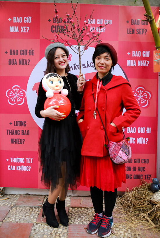 Diễn viên Thùy Anh nhí nhảnh khi pose hình cùng đạo diễn Nguyễn Hoàng Điệp. Cả hai từng hợp tác trong các phim Bộ tứ 10A8 và Đập cánh giữa không trung. 