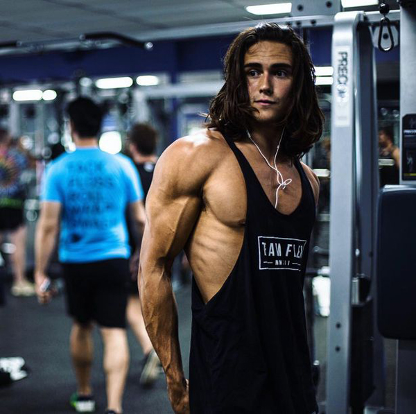 Chàng trai trẻ trở thành hot boy phòng gym bởi thân hình rắn chắc và gương mặt điển trai. Ảnh: Media Drum World