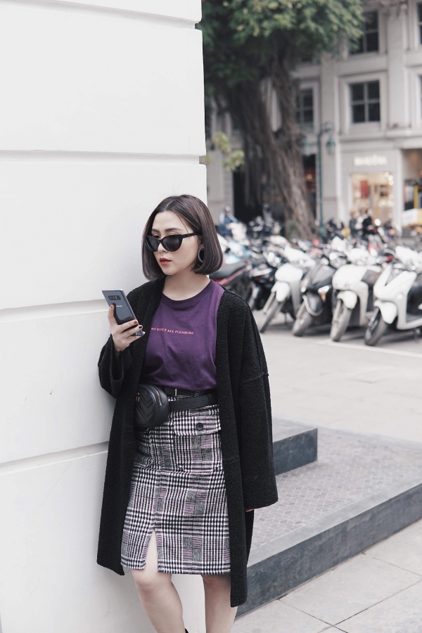 Heo Mi Nhon cũng là một tín đồ công nghệ. Cô nàng yêu thích thiết kế tinh xảo của Galaxy Note 8 với cấu tạo kính và kim loại sang trọng, bắt mắt. Phiên bản tím khói phủ ánh bạc giúp chiếc điện thoại thay đổi các sắc độ màu và phản quang khi đặt ở những vị trí ánh sáng khác nhau.