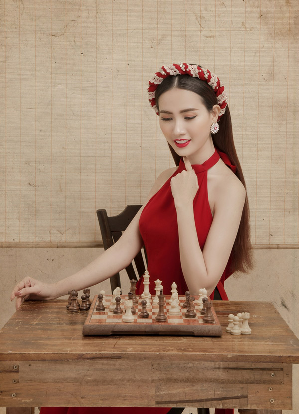 Phan Thị Mơ điệu đà, gợi cảm với trang phục lấy cảm hứng từ áo dài và chiếc yếm của phụ nữ Việt Nam thời xưa.