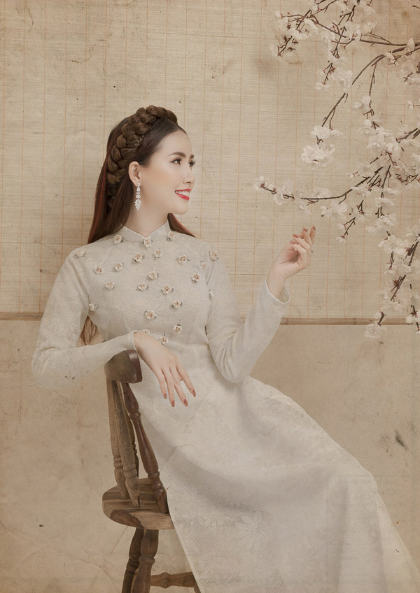 Bộ ảnh do stylist Ti Ak, chuyên gia trang điểm Nam Dy hỗ trợ thực hiện.